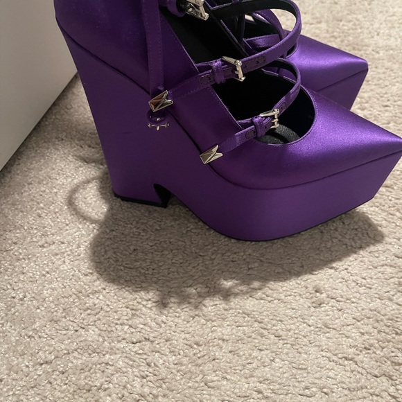 Versace Wedge heels never worn. Size 38.5 - Picture 2 of 3